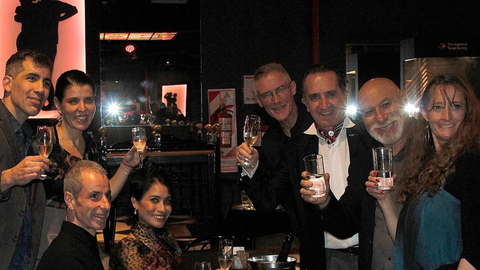 Grupo festejando en milonga