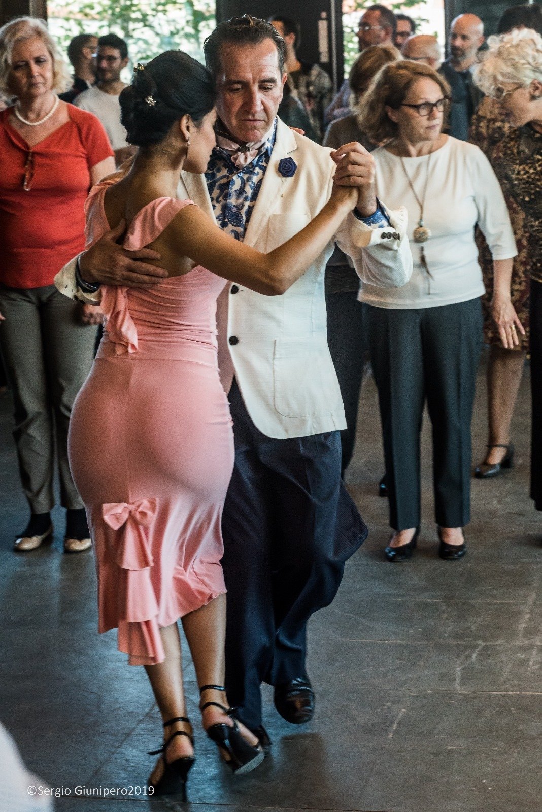 Maestro dando clases grupales de tango